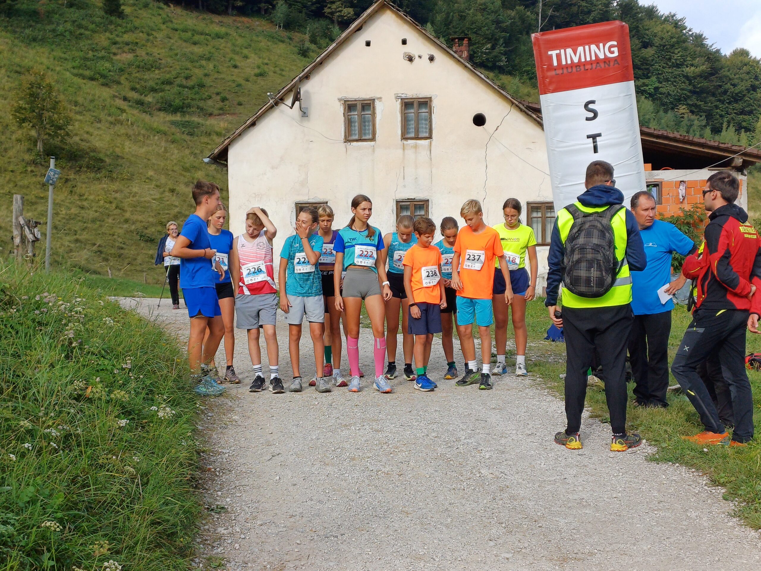 NAJMLAJŠE GORSKE TEKAČICE IN TEKAČI SO SE NA ŠMARNI GORI BORILI ZADRŽAVNE NASLOVE!